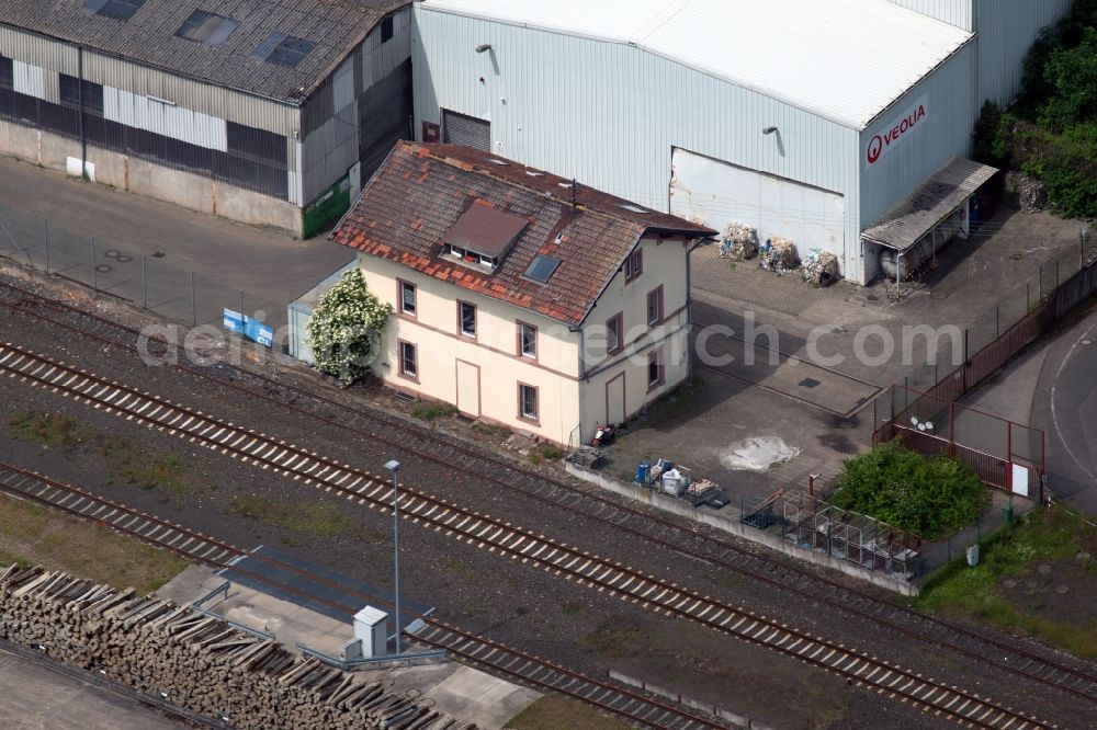 Aerial photograph Morschheim - Building and production halls on the premises of Veolia Umweltservice GmbH on rails and tracks in Morschheim in the state Rhineland-Palatinate, Germany