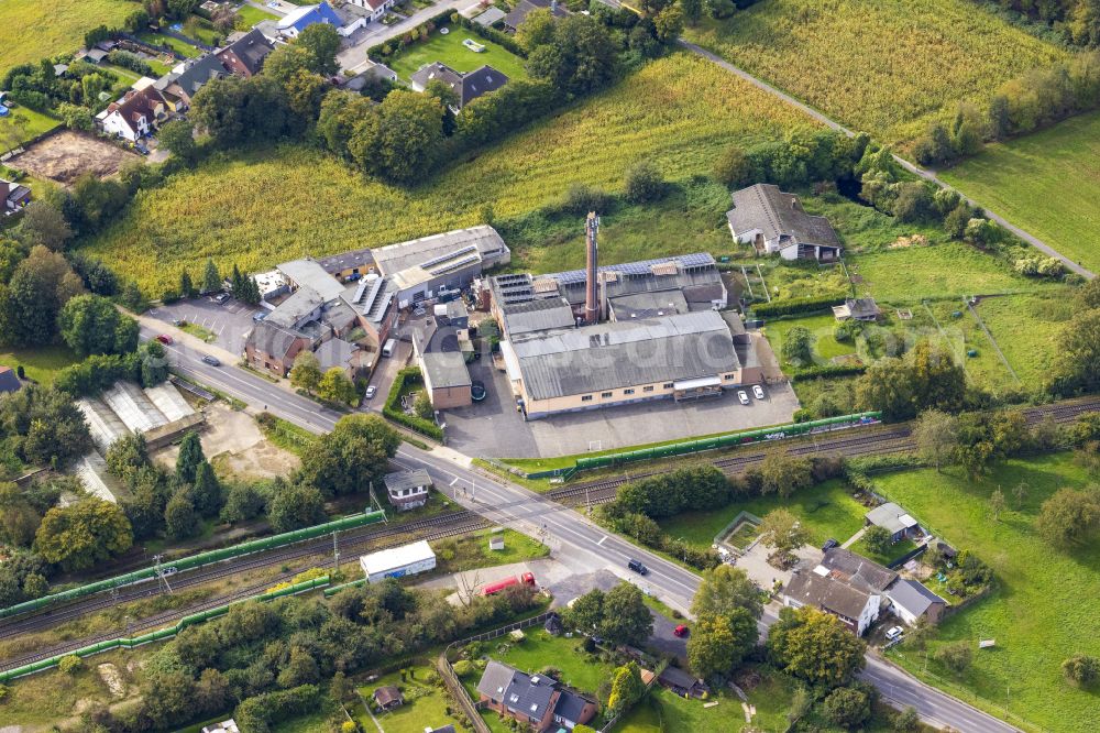 Viersen from the bird's eye view: Buildings and production halls on the factory premises of SKK Kuechen- und Gasgeraete GmbH on Nettetaler Strasse in Viersen in the federal state of North Rhine-Westphalia, Germany