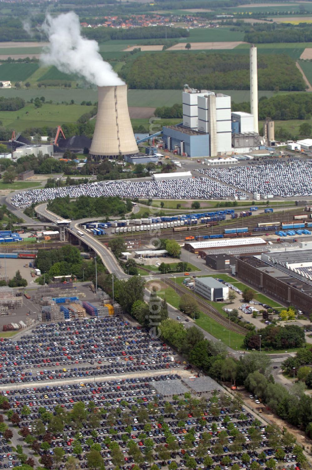 Aerial photograph Wolfsburg - Blick auf das VW - Werksgelände der Volkswagen - Werke in Wolfsburg. Die Volkswagen AG, abgekürzt VW AG, mit Sitz in Wolfsburg, ist die Muttergesellschaft des Volkswagen-Konzerns und der größte Automobilhersteller Europas. View of the VW - Volkswagen factory premises - Works in Wolfsburg. Volkswagen AG, abbreviated VW AG, headquartered in Wolfsburg, is the parent company of the Volkswagen group and the largest car manufacturer in Europe.