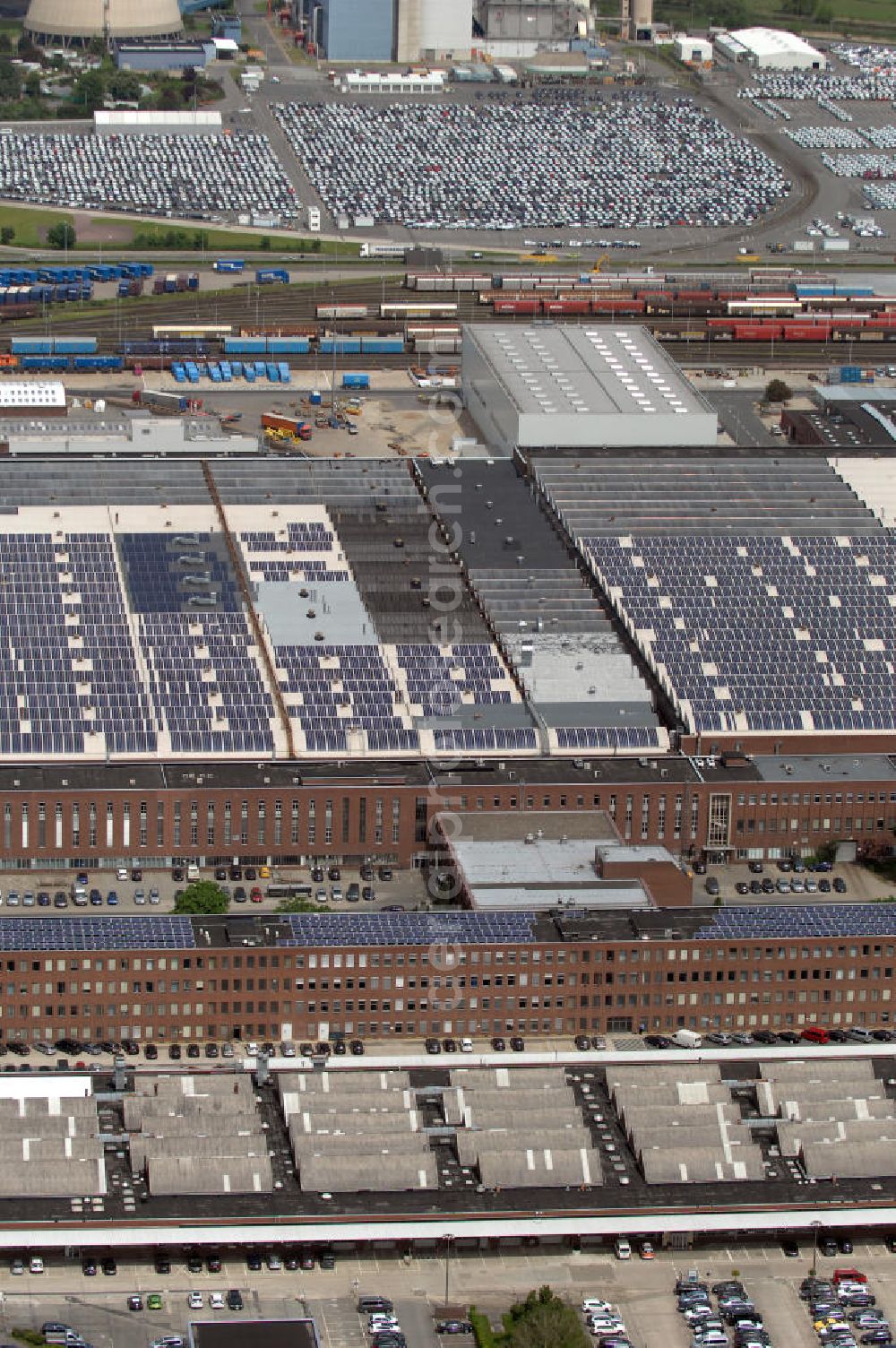 Aerial photograph Wolfsburg - Blick auf das VW - Werksgelände der Volkswagen - Werke in Wolfsburg. Die Volkswagen AG, abgekürzt VW AG, mit Sitz in Wolfsburg, ist die Muttergesellschaft des Volkswagen-Konzerns und der größte Automobilhersteller Europas. View of the VW - Volkswagen factory premises - Works in Wolfsburg. Volkswagen AG, abbreviated VW AG, headquartered in Wolfsburg, is the parent company of the Volkswagen group and the largest car manufacturer in Europe.