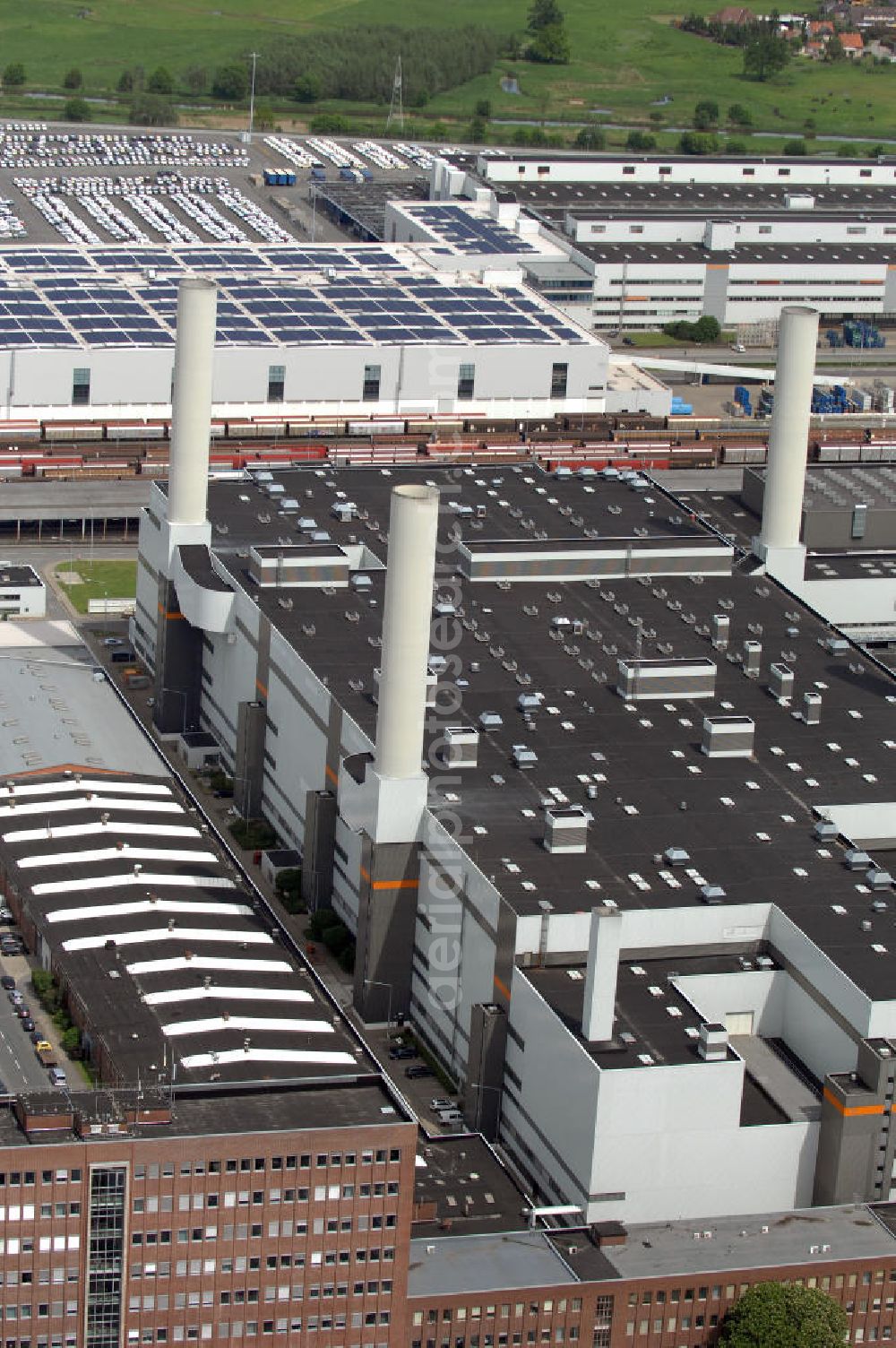 Aerial photograph Wolfsburg - Blick auf das VW - Werksgelände der Volkswagen - Werke in Wolfsburg. Die Volkswagen AG, abgekürzt VW AG, mit Sitz in Wolfsburg, ist die Muttergesellschaft des Volkswagen-Konzerns und der größte Automobilhersteller Europas. View of the VW - Volkswagen factory premises - Works in Wolfsburg. Volkswagen AG, abbreviated VW AG, headquartered in Wolfsburg, is the parent company of the Volkswagen group and the largest car manufacturer in Europe.