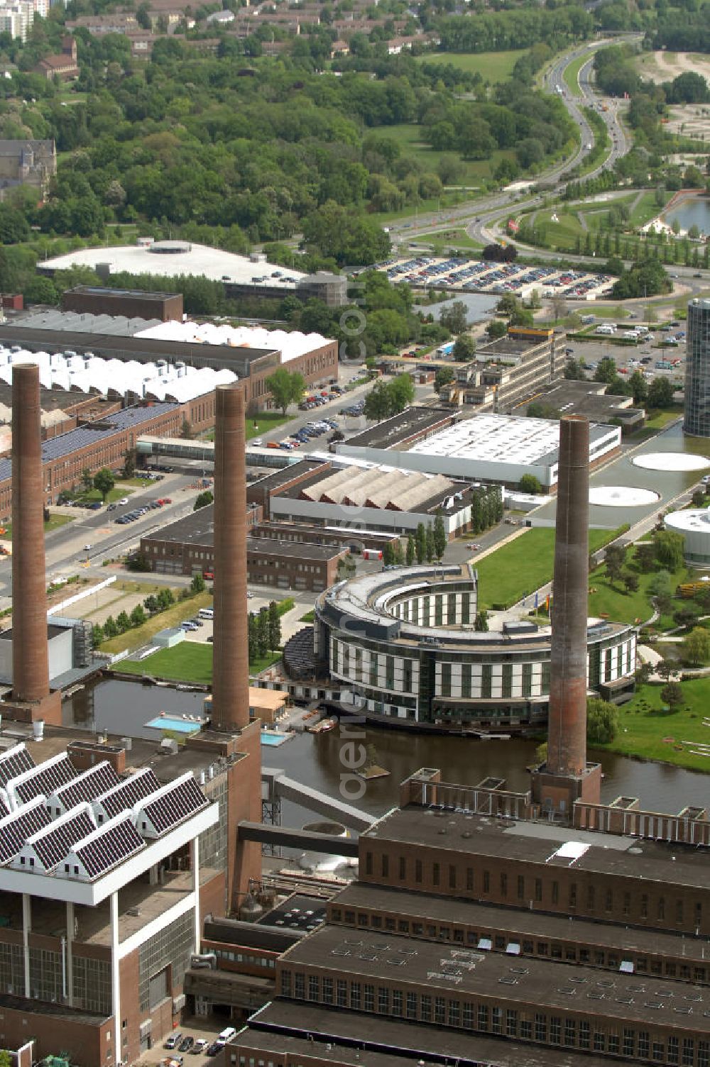 Wolfsburg from above - Blick auf das VW - Werksgelände der Volkswagen - Werke in Wolfsburg. Die Volkswagen AG, abgekürzt VW AG, mit Sitz in Wolfsburg, ist die Muttergesellschaft des Volkswagen-Konzerns und der größte Automobilhersteller Europas. View of the VW - Volkswagen factory premises - Works in Wolfsburg. Volkswagen AG, abbreviated VW AG, headquartered in Wolfsburg, is the parent company of the Volkswagen group and the largest car manufacturer in Europe.