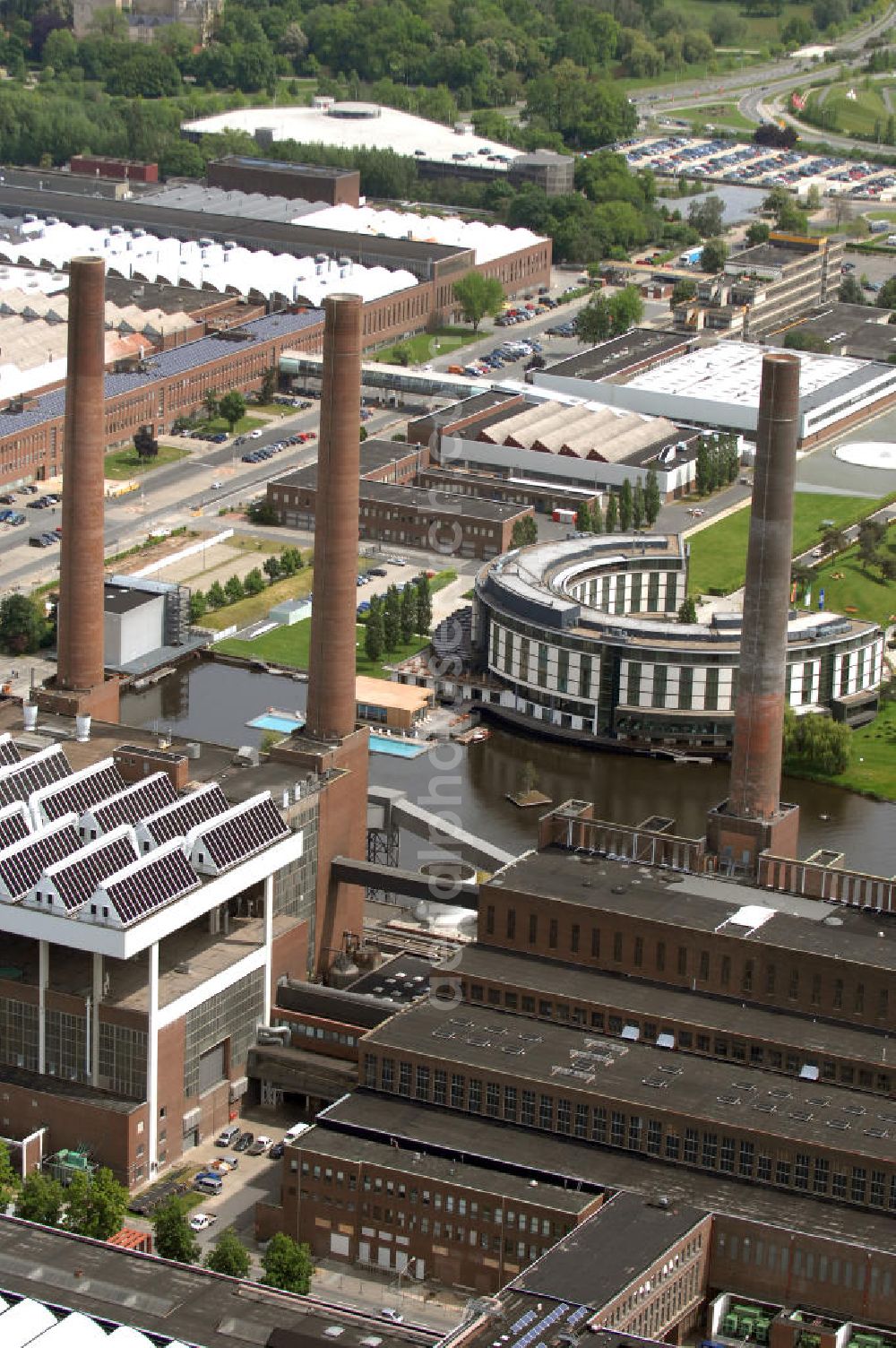 Wolfsburg from the bird's eye view: Blick auf das VW - Werksgelände der Volkswagen - Werke in Wolfsburg. Die Volkswagen AG, abgekürzt VW AG, mit Sitz in Wolfsburg, ist die Muttergesellschaft des Volkswagen-Konzerns und der größte Automobilhersteller Europas. View of the VW - Volkswagen factory premises - Works in Wolfsburg. Volkswagen AG, abbreviated VW AG, headquartered in Wolfsburg, is the parent company of the Volkswagen group and the largest car manufacturer in Europe.