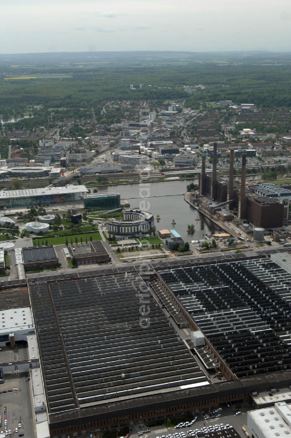 Aerial photograph Wolfsburg - Blick auf das VW - Werksgelände der Volkswagen - Werke in Wolfsburg. Die Volkswagen AG, abgekürzt VW AG, mit Sitz in Wolfsburg, ist die Muttergesellschaft des Volkswagen-Konzerns und der größte Automobilhersteller Europas. View of the VW - Volkswagen factory premises - Works in Wolfsburg. Volkswagen AG, abbreviated VW AG, headquartered in Wolfsburg, is the parent company of the Volkswagen group and the largest car manufacturer in Europe.