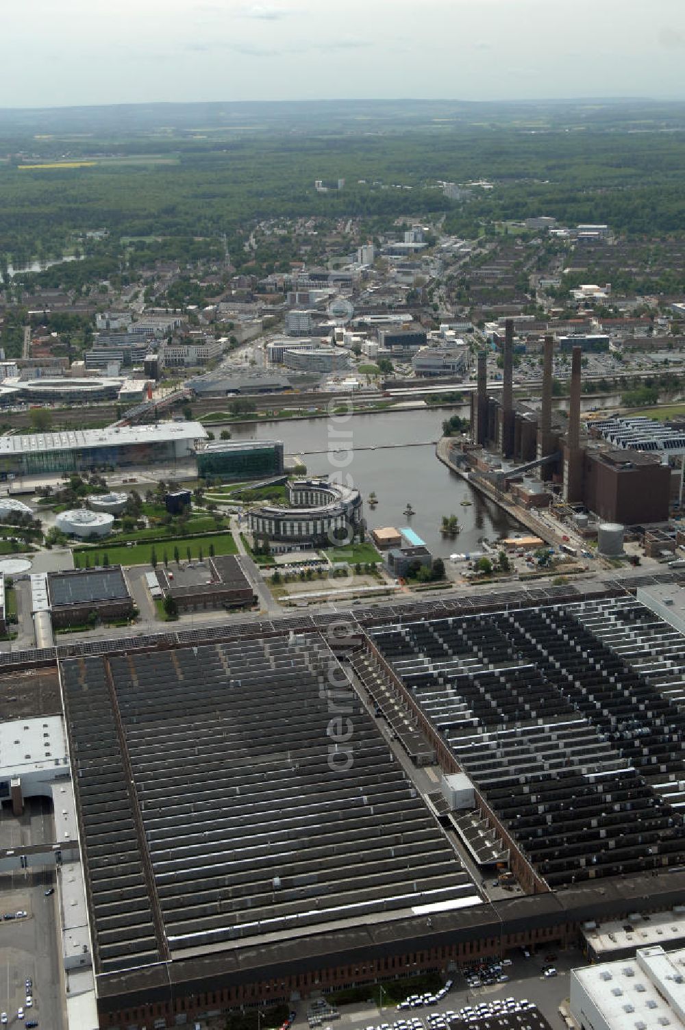 Wolfsburg from above - Blick auf das VW - Werksgelände der Volkswagen - Werke in Wolfsburg. Die Volkswagen AG, abgekürzt VW AG, mit Sitz in Wolfsburg, ist die Muttergesellschaft des Volkswagen-Konzerns und der größte Automobilhersteller Europas. View of the VW - Volkswagen factory premises - Works in Wolfsburg. Volkswagen AG, abbreviated VW AG, headquartered in Wolfsburg, is the parent company of the Volkswagen group and the largest car manufacturer in Europe.