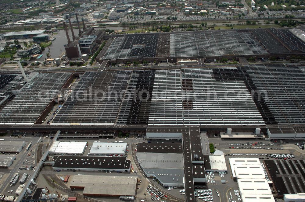 Aerial photograph Wolfsburg - Blick auf das VW - Werksgelände der Volkswagen - Werke in Wolfsburg. Die Volkswagen AG, abgekürzt VW AG, mit Sitz in Wolfsburg, ist die Muttergesellschaft des Volkswagen-Konzerns und der größte Automobilhersteller Europas. View of the VW - Volkswagen factory premises - Works in Wolfsburg. Volkswagen AG, abbreviated VW AG, headquartered in Wolfsburg, is the parent company of the Volkswagen group and the largest car manufacturer in Europe.