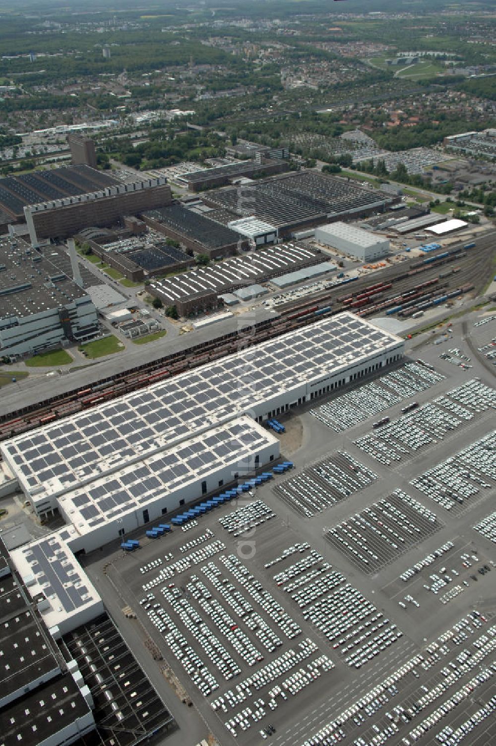 Wolfsburg from above - Blick auf das VW - Werksgelände der Volkswagen - Werke in Wolfsburg. Die Volkswagen AG, abgekürzt VW AG, mit Sitz in Wolfsburg, ist die Muttergesellschaft des Volkswagen-Konzerns und der größte Automobilhersteller Europas. View of the VW - Volkswagen factory premises - Works in Wolfsburg. Volkswagen AG, abbreviated VW AG, headquartered in Wolfsburg, is the parent company of the Volkswagen group and the largest car manufacturer in Europe.