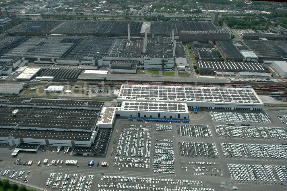 Aerial photograph Wolfsburg - Blick auf das VW - Werksgelände der Volkswagen - Werke in Wolfsburg. Die Volkswagen AG, abgekürzt VW AG, mit Sitz in Wolfsburg, ist die Muttergesellschaft des Volkswagen-Konzerns und der größte Automobilhersteller Europas. View of the VW - Volkswagen factory premises - Works in Wolfsburg. Volkswagen AG, abbreviated VW AG, headquartered in Wolfsburg, is the parent company of the Volkswagen group and the largest car manufacturer in Europe.