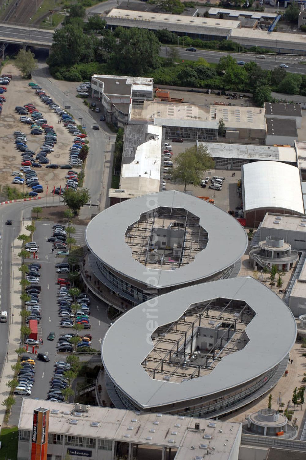 Aerial photograph Wolfsburg - Blick auf das VW - Werksgelände der Volkswagen - Werke in Wolfsburg. Die Volkswagen AG, abgekürzt VW AG, mit Sitz in Wolfsburg, ist die Muttergesellschaft des Volkswagen-Konzerns und der größte Automobilhersteller Europas. View of the VW - Volkswagen factory premises - Works in Wolfsburg. Volkswagen AG, abbreviated VW AG, headquartered in Wolfsburg, is the parent company of the Volkswagen group and the largest car manufacturer in Europe.