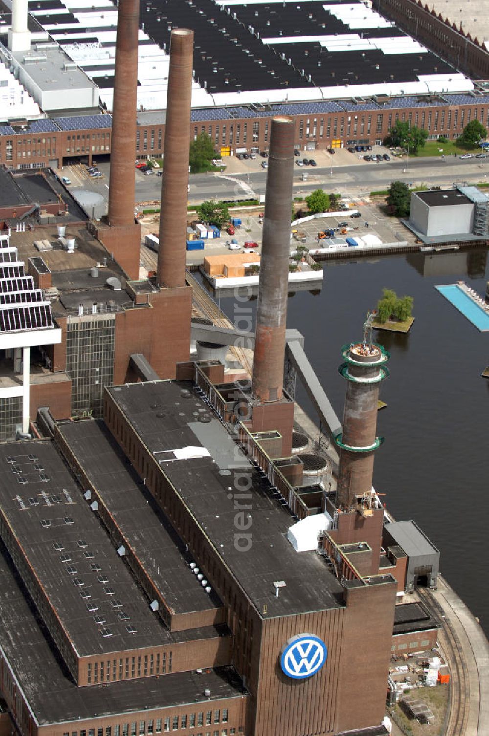 Wolfsburg from the bird's eye view: Blick auf das VW - Werksgelände der Volkswagen - Werke in Wolfsburg. Die Volkswagen AG, abgekürzt VW AG, mit Sitz in Wolfsburg, ist die Muttergesellschaft des Volkswagen-Konzerns und der größte Automobilhersteller Europas. View of the VW - Volkswagen factory premises - Works in Wolfsburg. Volkswagen AG, abbreviated VW AG, headquartered in Wolfsburg, is the parent company of the Volkswagen group and the largest car manufacturer in Europe.