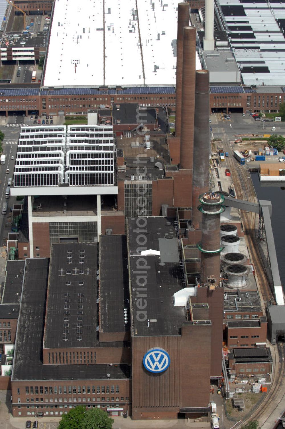 Wolfsburg from above - Blick auf das VW - Werksgelände der Volkswagen - Werke in Wolfsburg. Die Volkswagen AG, abgekürzt VW AG, mit Sitz in Wolfsburg, ist die Muttergesellschaft des Volkswagen-Konzerns und der größte Automobilhersteller Europas. View of the VW - Volkswagen factory premises - Works in Wolfsburg. Volkswagen AG, abbreviated VW AG, headquartered in Wolfsburg, is the parent company of the Volkswagen group and the largest car manufacturer in Europe.