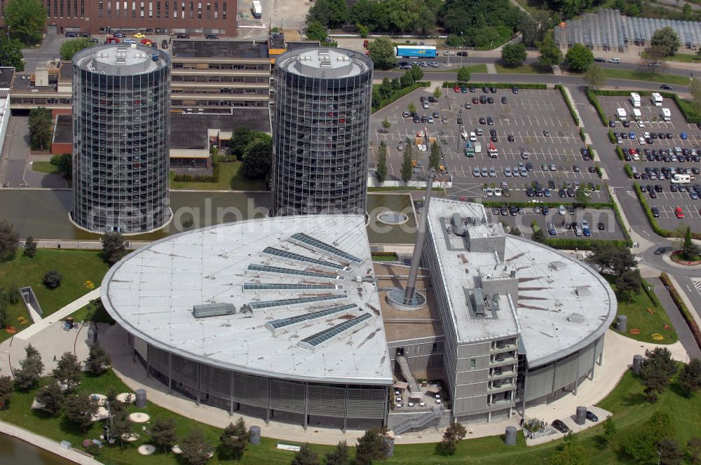 Aerial photograph Wolfsburg - Blick auf das VW - Werksgelände der Volkswagen - Werke in Wolfsburg. Die Volkswagen AG, abgekürzt VW AG, mit Sitz in Wolfsburg, ist die Muttergesellschaft des Volkswagen-Konzerns und der größte Automobilhersteller Europas. View of the VW - Volkswagen factory premises - Works in Wolfsburg. Volkswagen AG, abbreviated VW AG, headquartered in Wolfsburg, is the parent company of the Volkswagen group and the largest car manufacturer in Europe.