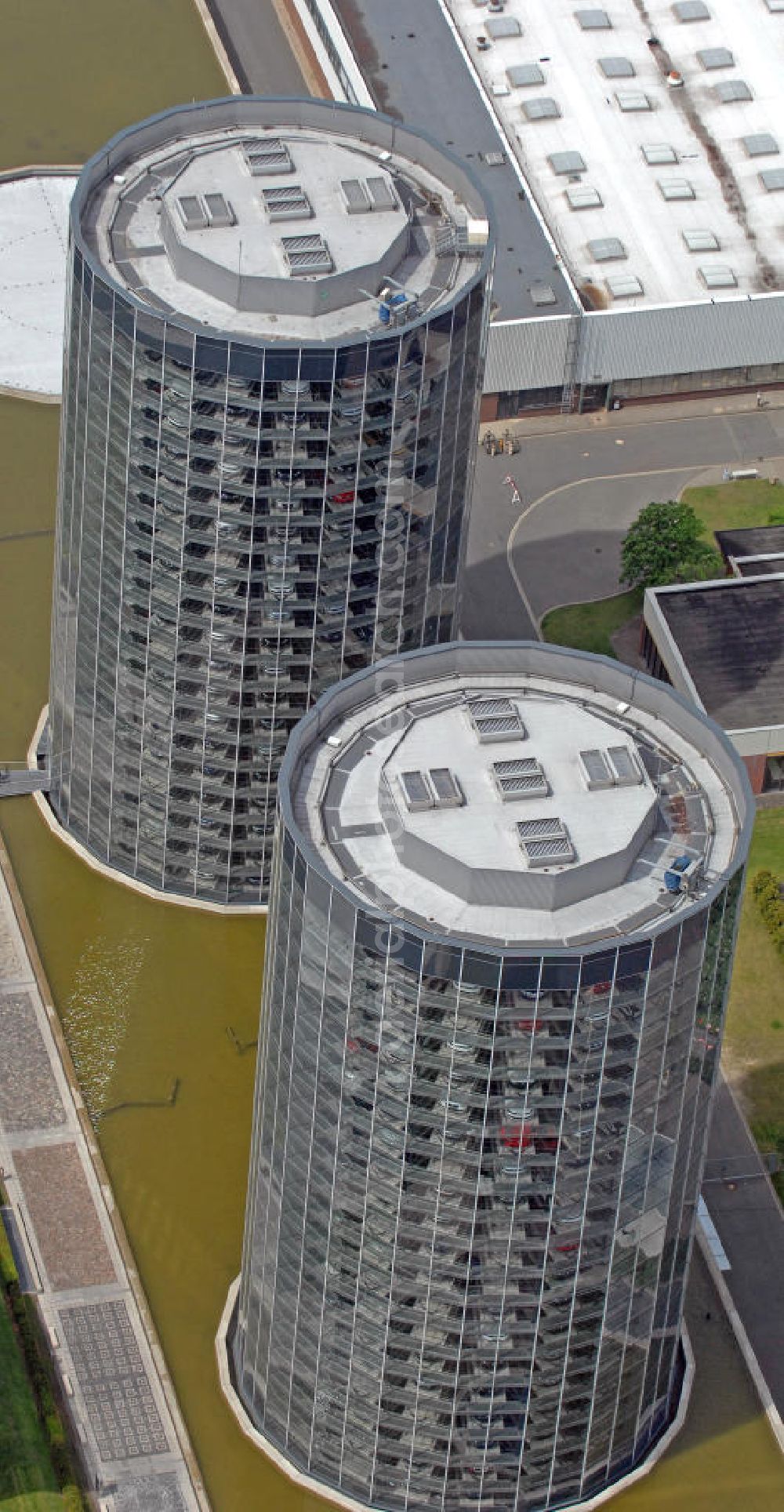 Aerial photograph Wolfsburg - Blick auf das VW - Werksgelände der Volkswagen - Werke in Wolfsburg. Die Volkswagen AG, abgekürzt VW AG, mit Sitz in Wolfsburg, ist die Muttergesellschaft des Volkswagen-Konzerns und der größte Automobilhersteller Europas. View of the VW - Volkswagen factory premises - Works in Wolfsburg. Volkswagen AG, abbreviated VW AG, headquartered in Wolfsburg, is the parent company of the Volkswagen group and the largest car manufacturer in Europe.