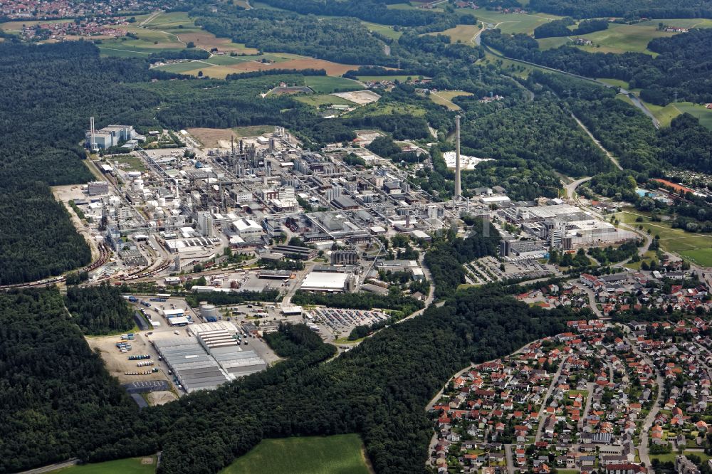 Burgkirchen an der Alz from the bird's eye view: Building and production halls on the premises of the chemical manufacturers Dyneon in Burgkirchen an der Alz in the state Bavaria