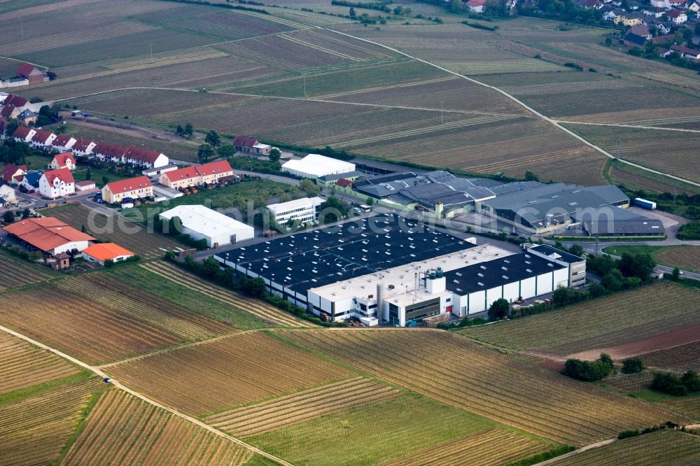 Aerial photograph Grünstadt - Building and production halls on the premises of Wellpappenfabrik GmbH in the district Sausenheim in Gruenstadt in the state Rhineland-Palatinate