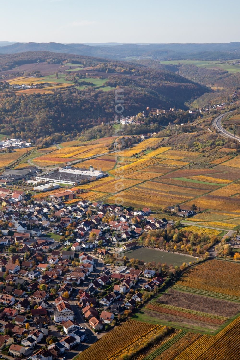 Aerial photograph Grünstadt - Building and production halls on the premises of Wellpappenfabrik GmbH in the district Sausenheim in Gruenstadt in the state Rhineland-Palatinate, Germany