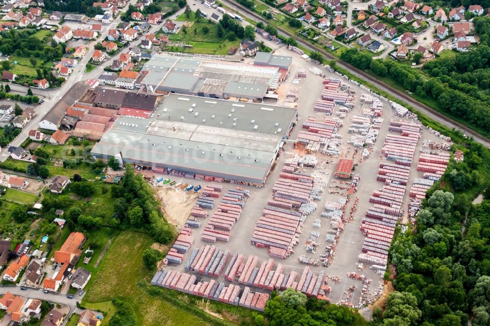 Seltz from the bird's eye view: Building and production halls on the premises of Wienerberger Ziegelfabrik in Seltz in Grand Est, France