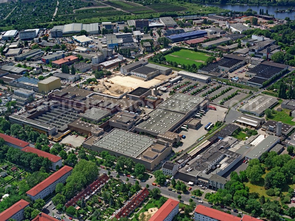 Aerial image Berlin - Building and production halls on the premises of Zigarettenfabrik Philip Morris Manufacturing GmbH on Neukoellnische Allee in the district Neukoelln in Berlin, Germany