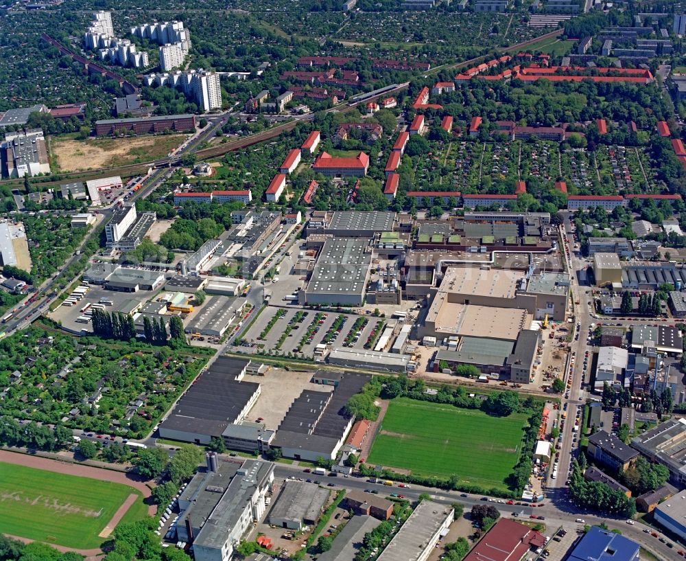 Aerial photograph Berlin - Building and production halls on the premises of Zigarettenfabrik Philip Morris Manufacturing GmbH on Neukoellnische Allee in the district Neukoelln in Berlin, Germany