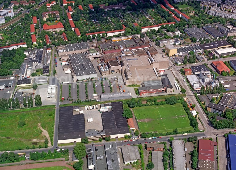 Aerial image Berlin - Building and production halls on the premises of Zigarettenfabrik Philip Morris Manufacturing GmbH on Neukoellnische Allee in the district Neukoelln in Berlin, Germany