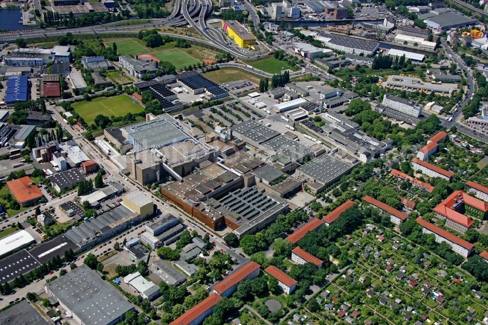 Aerial photograph Berlin - Building and production halls on the premises of Zigarettenfabrik Philip Morris Manufacturing GmbH on Neukoellnische Allee in the district Neukoelln in Berlin, Germany