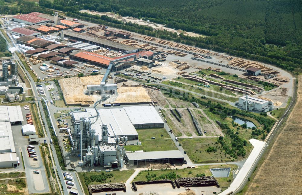 Baruth/Mark from above - Buildings and production halls on the factory premises for wood processing of Binder Beteiligungs AG in Baruth/Mark in the state of Brandenburg, Germany