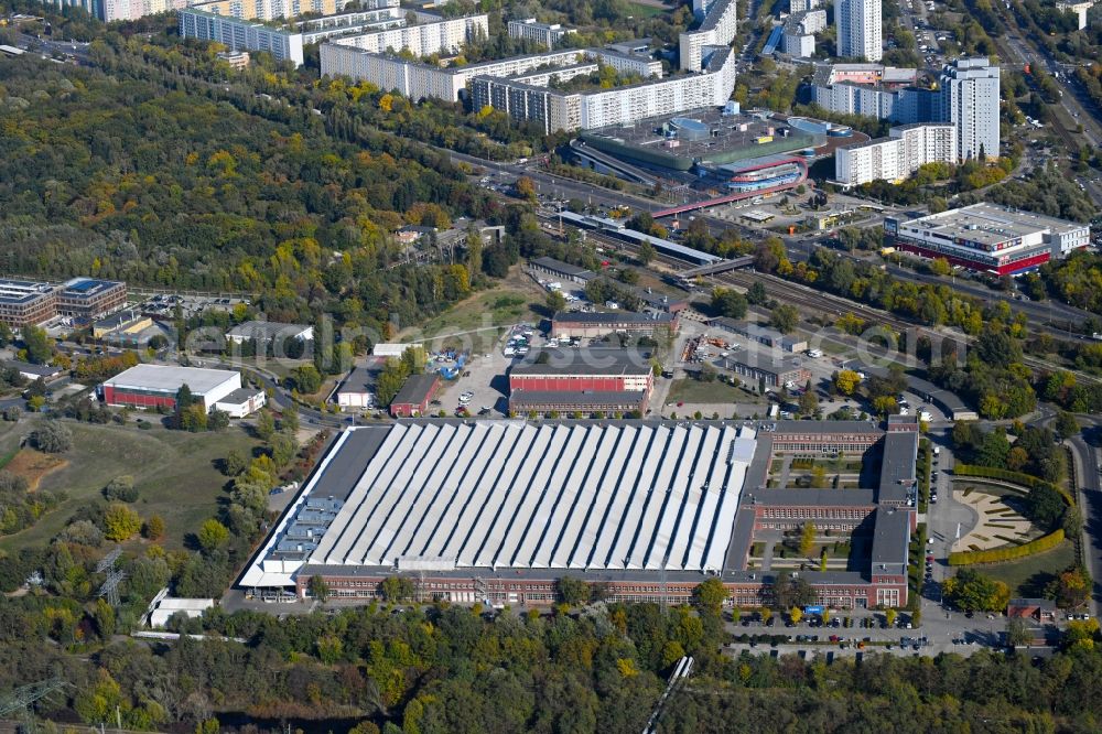 Aerial photograph Berlin - Building and production halls on the premises of Knorr-Bremse Systeme fuer Schienenfahrzeuge GmbH on Georg-Knorr-Strasse in the district Marzahn in Berlin, Germany