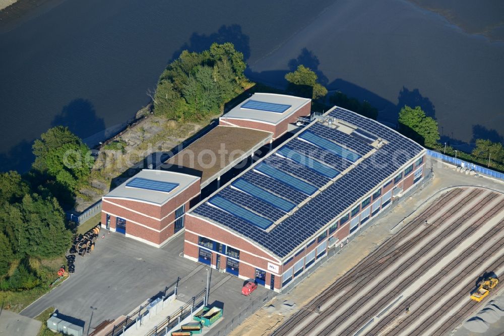 Hamburg from the bird's eye view: Workshop hall Technical operation of the port railway on the Spree harbour Island in Hamburg-Mitte / Kleiner Grasbrook. A project of the Hamburg Port Authority HPA