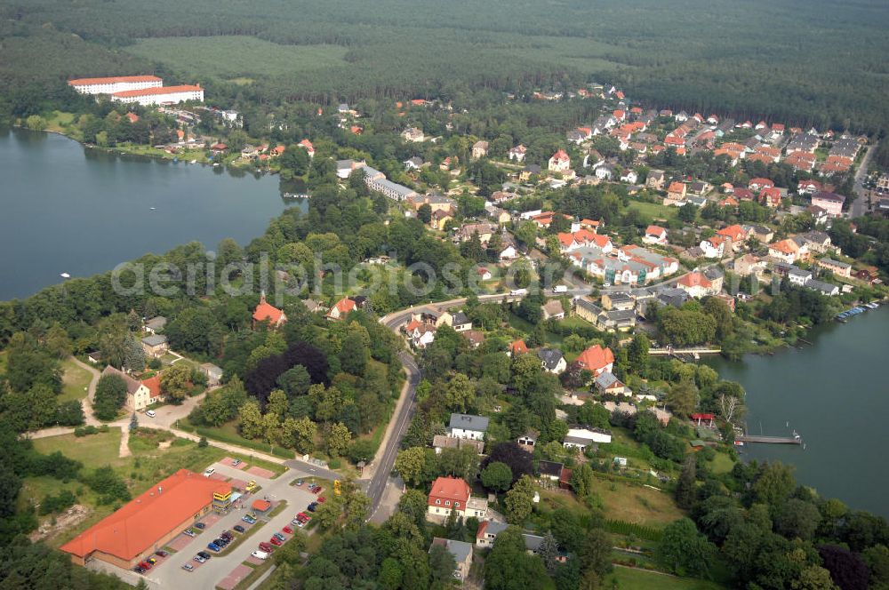 Grünheide from the bird's eye view: Blick auf die Karl-Marx-Straße in Grünheide. Links ist der Werlsee, rechts der Peetzsee.