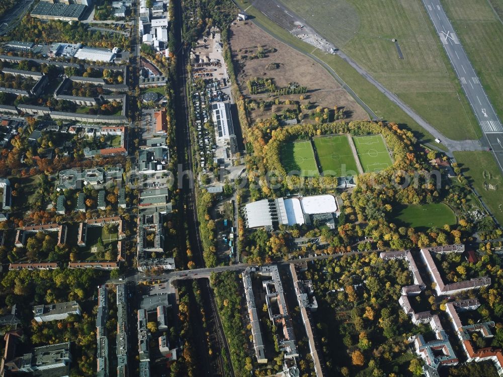 Berlin from above - Werner-Seelenbinder Sports Park on the Southern edge of Tempelhofer Feld in the district of Tempelhof-Schoeneberg in Berlin in Germany. The sports facilities are surrounded by residential buildings, factories and company compounds and are located in the North of the ring rail line and railway tracks