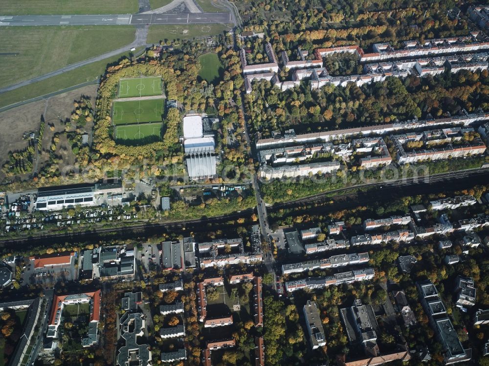 Berlin from the bird's eye view: Werner-Seelenbinder Sports Park on the Southern edge of Tempelhofer Feld in the district of Tempelhof-Schoeneberg in Berlin in Germany. The sports facilities are surrounded by residential buildings, factories and company compounds and are located in the North of the ring rail line and railway tracks