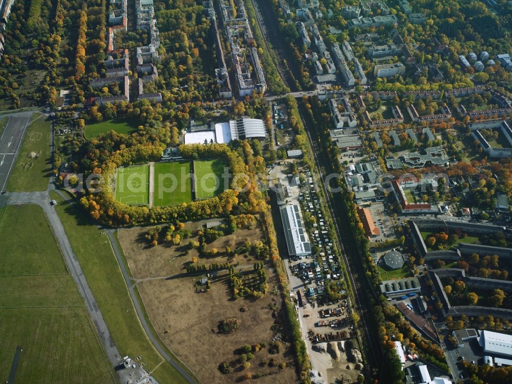 Aerial image Berlin - Werner-Seelenbinder Sports Park on the Southern edge of Tempelhofer Feld in the district of Tempelhof-Schoeneberg in Berlin in Germany. The sports facilities are surrounded by residential buildings, factories and company compounds and are located in the North of the ring rail line and railway tracks