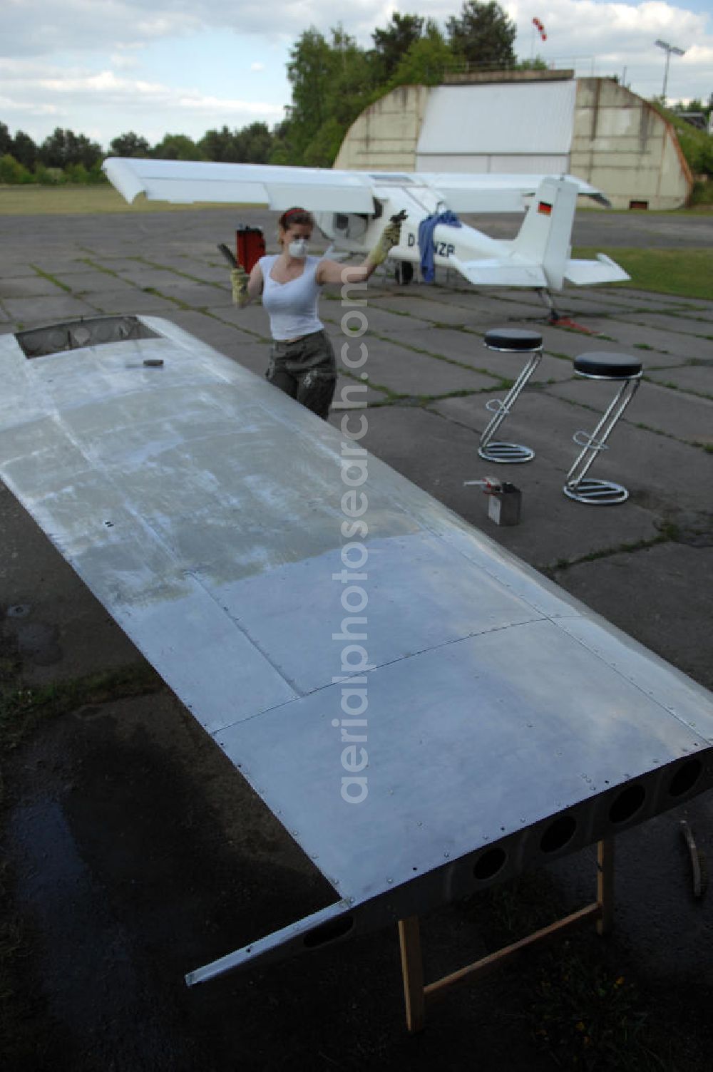 Aerial photograph Werneuchen - Vorbereitung der Cessna - Tragflächen zur Grundierung auf dem Flugplatz Werneuchen.