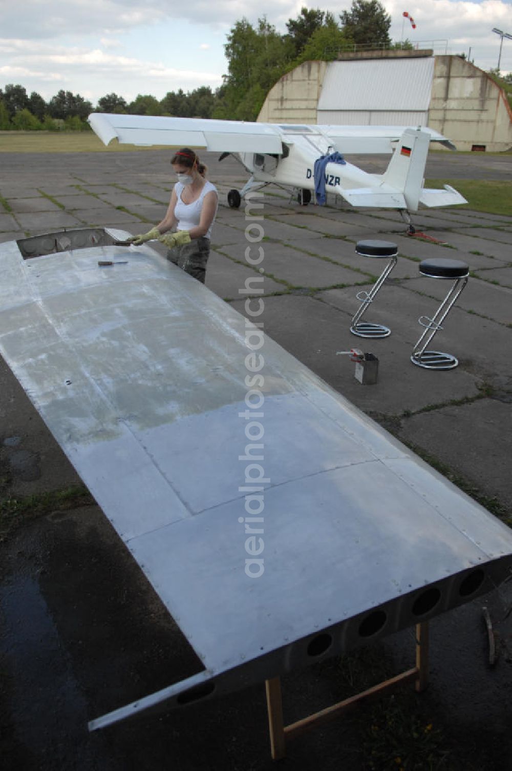 Werneuchen from above - Vorbereitung der Cessna - Tragflächen zur Grundierung auf dem Flugplatz Werneuchen.