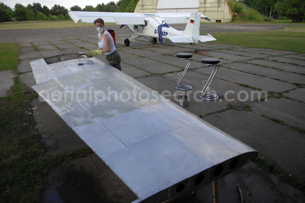 Aerial photograph Werneuchen - Vorbereitung der Cessna - Tragflächen zur Grundierung auf dem Flugplatz Werneuchen.