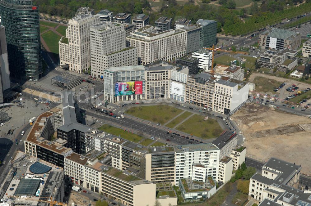 Aerial photograph Berlin - Blick auf die letzte große Baulücke am Leipziger Platz, dem alten Wertheim-Areal. Auf dem früheren Wertheim-Gelände am Leipziger Platz soll ein großes Einkaufszentrum entstehen. Berliner Projektentwickler Harald G. Huth die Top-Lage von der finanziell angeschlagenen Orco-Immobiliengruppe übernommen. Diese hatte das Areal 2006 von den Erben der Kaufhausfamilie Wertheim erworben, war im Zuge der Finanzkrise aber wirtschaftlich ins Schlingern geraten. Es ensteht ein am alten Kaufhaus orientierter Neubau des Architektenbüro Kleihues + Kleihues. View of the last major gap site at Leipziger Platz, the former Wertheim site. On the former Wertheim site at Leipziger Platz is to create a large shopping center.