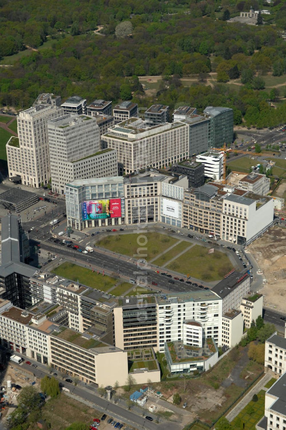 Berlin from above - Blick auf die letzte große Baulücke am Leipziger Platz, dem alten Wertheim-Areal. Auf dem früheren Wertheim-Gelände am Leipziger Platz soll ein großes Einkaufszentrum entstehen. Berliner Projektentwickler Harald G. Huth die Top-Lage von der finanziell angeschlagenen Orco-Immobiliengruppe übernommen. Diese hatte das Areal 2006 von den Erben der Kaufhausfamilie Wertheim erworben, war im Zuge der Finanzkrise aber wirtschaftlich ins Schlingern geraten. Es ensteht ein am alten Kaufhaus orientierter Neubau des Architektenbüro Kleihues + Kleihues. View of the last major gap site at Leipziger Platz, the former Wertheim site. On the former Wertheim site at Leipziger Platz is to create a large shopping center.