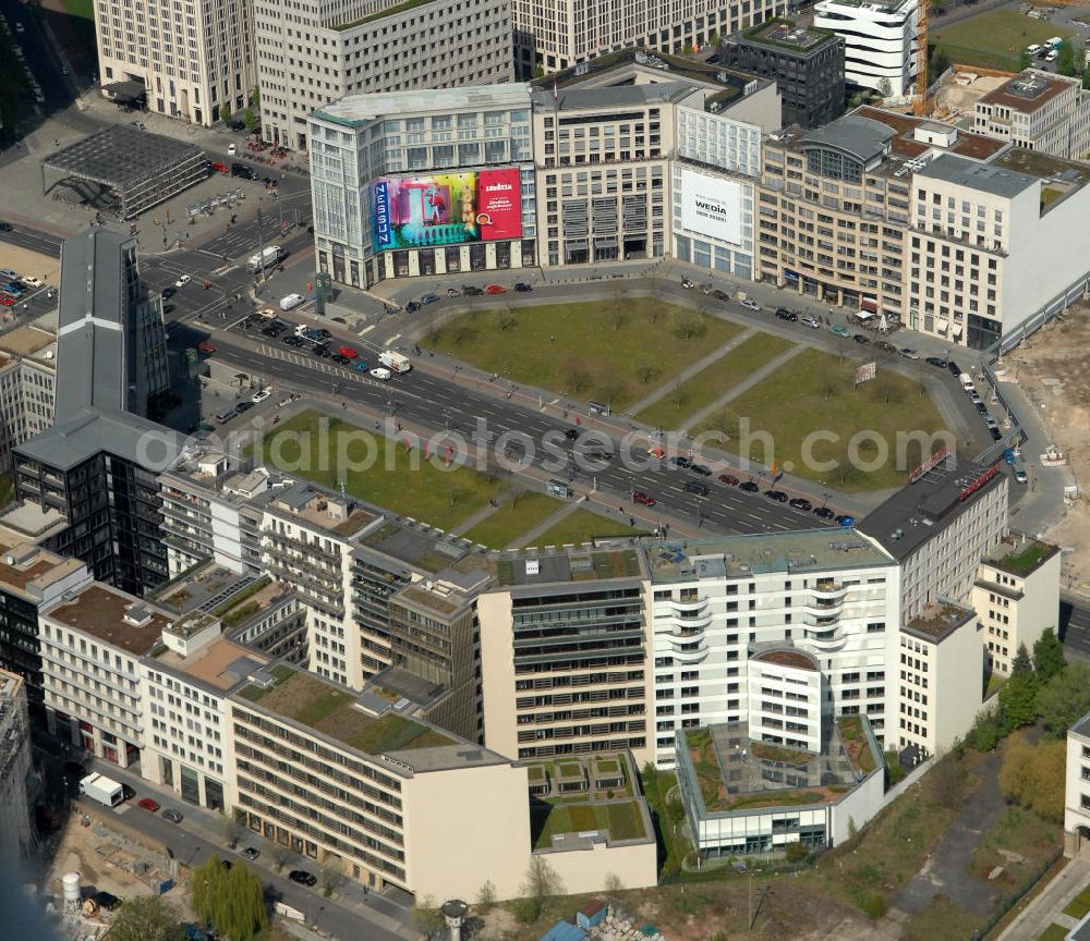 Berlin from the bird's eye view: Blick auf die letzte große Baulücke am Leipziger Platz, dem alten Wertheim-Areal. Auf dem früheren Wertheim-Gelände am Leipziger Platz soll ein großes Einkaufszentrum entstehen. Berliner Projektentwickler Harald G. Huth die Top-Lage von der finanziell angeschlagenen Orco-Immobiliengruppe übernommen. Diese hatte das Areal 2006 von den Erben der Kaufhausfamilie Wertheim erworben, war im Zuge der Finanzkrise aber wirtschaftlich ins Schlingern geraten. Es ensteht ein am alten Kaufhaus orientierter Neubau des Architektenbüro Kleihues + Kleihues. View of the last major gap site at Leipziger Platz, the former Wertheim site. On the former Wertheim site at Leipziger Platz is to create a large shopping center.