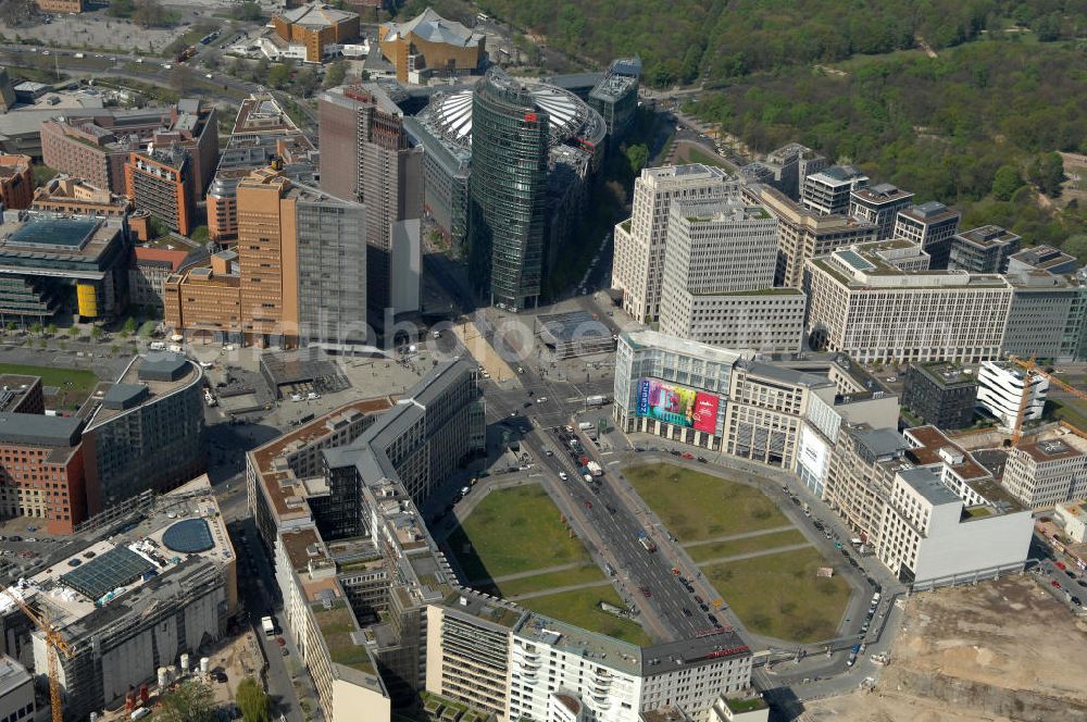 Aerial image Berlin - Blick auf die letzte große Baulücke am Leipziger Platz, dem alten Wertheim-Areal. Auf dem früheren Wertheim-Gelände am Leipziger Platz soll ein großes Einkaufszentrum entstehen. Berliner Projektentwickler Harald G. Huth die Top-Lage von der finanziell angeschlagenen Orco-Immobiliengruppe übernommen. Diese hatte das Areal 2006 von den Erben der Kaufhausfamilie Wertheim erworben, war im Zuge der Finanzkrise aber wirtschaftlich ins Schlingern geraten. Es ensteht ein am alten Kaufhaus orientierter Neubau des Architektenbüro Kleihues + Kleihues. View of the last major gap site at Leipziger Platz, the former Wertheim site. On the former Wertheim site at Leipziger Platz is to create a large shopping center.