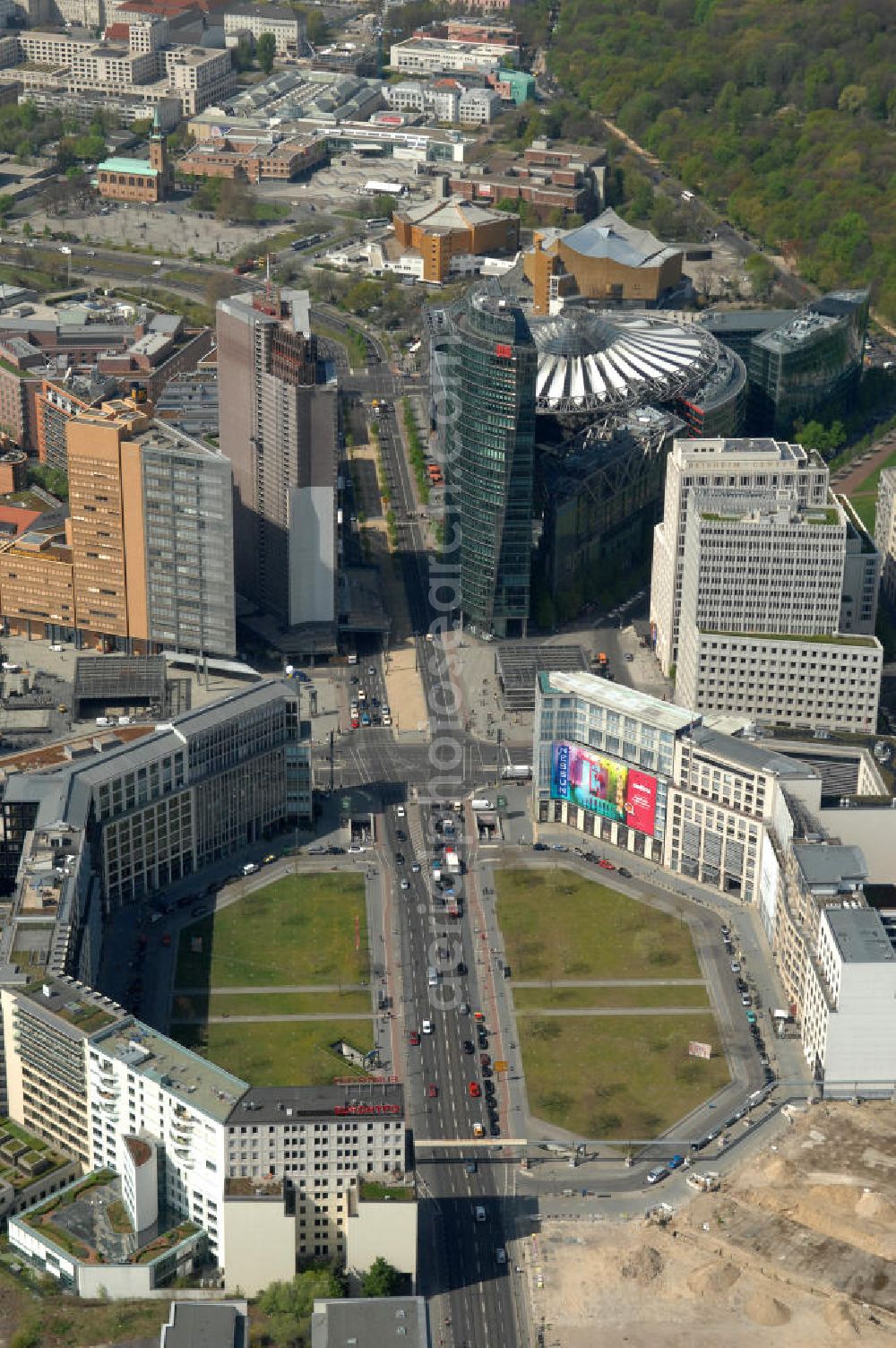 Aerial photograph Berlin - Blick auf die letzte große Baulücke am Leipziger Platz, dem alten Wertheim-Areal. Auf dem früheren Wertheim-Gelände am Leipziger Platz soll ein großes Einkaufszentrum entstehen. Berliner Projektentwickler Harald G. Huth die Top-Lage von der finanziell angeschlagenen Orco-Immobiliengruppe übernommen. Diese hatte das Areal 2006 von den Erben der Kaufhausfamilie Wertheim erworben, war im Zuge der Finanzkrise aber wirtschaftlich ins Schlingern geraten. Es ensteht ein am alten Kaufhaus orientierter Neubau des Architektenbüro Kleihues + Kleihues. View of the last major gap site at Leipziger Platz, the former Wertheim site. On the former Wertheim site at Leipziger Platz is to create a large shopping center.