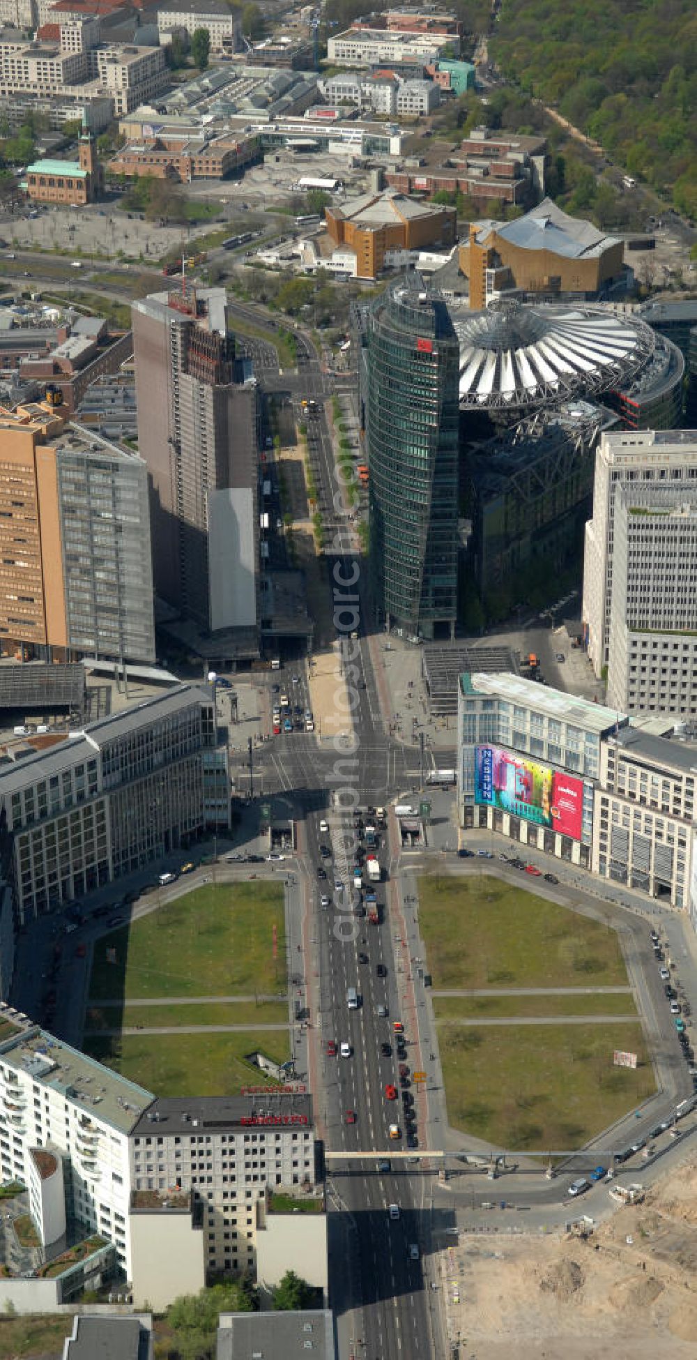 Berlin from above - Blick auf die letzte große Baulücke am Leipziger Platz, dem alten Wertheim-Areal. Auf dem früheren Wertheim-Gelände am Leipziger Platz soll ein großes Einkaufszentrum entstehen. Berliner Projektentwickler Harald G. Huth die Top-Lage von der finanziell angeschlagenen Orco-Immobiliengruppe übernommen. Diese hatte das Areal 2006 von den Erben der Kaufhausfamilie Wertheim erworben, war im Zuge der Finanzkrise aber wirtschaftlich ins Schlingern geraten. Es ensteht ein am alten Kaufhaus orientierter Neubau des Architektenbüro Kleihues + Kleihues. View of the last major gap site at Leipziger Platz, the former Wertheim site. On the former Wertheim site at Leipziger Platz is to create a large shopping center.