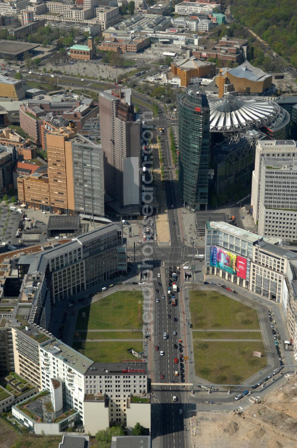 Berlin from the bird's eye view: Blick auf die letzte große Baulücke am Leipziger Platz, dem alten Wertheim-Areal. Auf dem früheren Wertheim-Gelände am Leipziger Platz soll ein großes Einkaufszentrum entstehen. Berliner Projektentwickler Harald G. Huth die Top-Lage von der finanziell angeschlagenen Orco-Immobiliengruppe übernommen. Diese hatte das Areal 2006 von den Erben der Kaufhausfamilie Wertheim erworben, war im Zuge der Finanzkrise aber wirtschaftlich ins Schlingern geraten. Es ensteht ein am alten Kaufhaus orientierter Neubau des Architektenbüro Kleihues + Kleihues. View of the last major gap site at Leipziger Platz, the former Wertheim site. On the former Wertheim site at Leipziger Platz is to create a large shopping center.