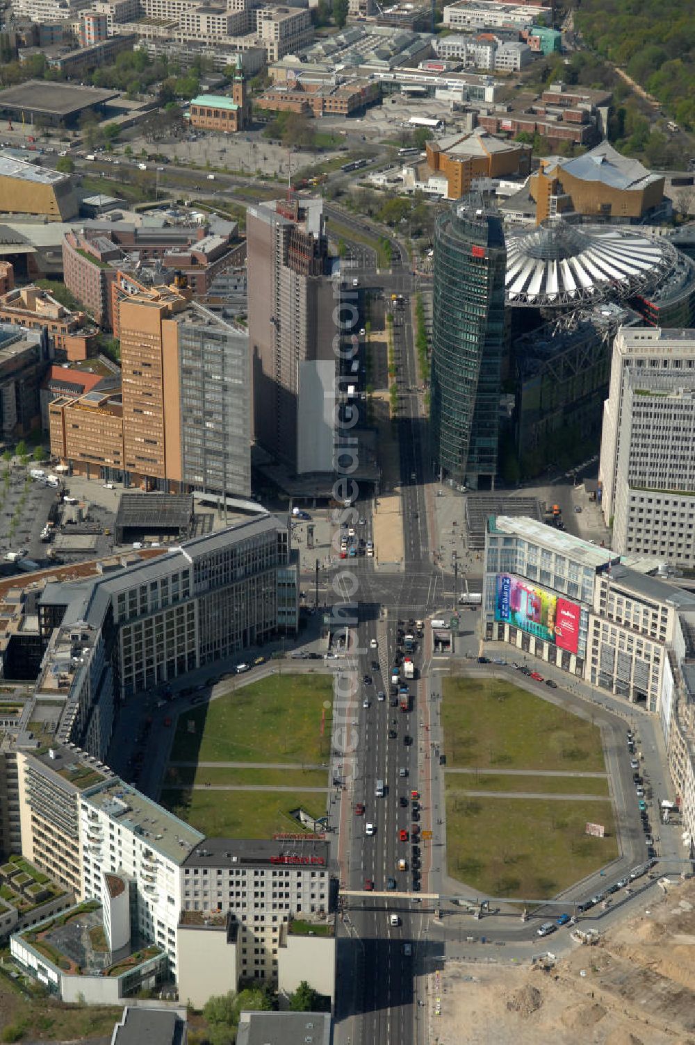 Aerial image Berlin - Blick auf die letzte große Baulücke am Leipziger Platz, dem alten Wertheim-Areal. Auf dem früheren Wertheim-Gelände am Leipziger Platz soll ein großes Einkaufszentrum entstehen. Berliner Projektentwickler Harald G. Huth die Top-Lage von der finanziell angeschlagenen Orco-Immobiliengruppe übernommen. Diese hatte das Areal 2006 von den Erben der Kaufhausfamilie Wertheim erworben, war im Zuge der Finanzkrise aber wirtschaftlich ins Schlingern geraten. Es ensteht ein am alten Kaufhaus orientierter Neubau des Architektenbüro Kleihues + Kleihues. View of the last major gap site at Leipziger Platz, the former Wertheim site. On the former Wertheim site at Leipziger Platz is to create a large shopping center.