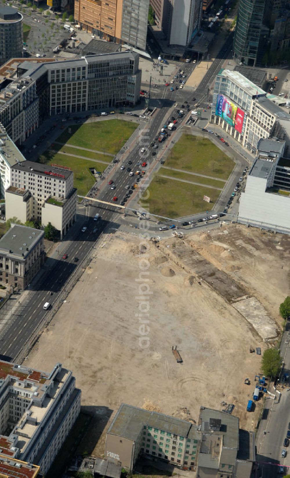 Aerial photograph Berlin - Blick auf die letzte große Baulücke am Leipziger Platz, dem alten Wertheim-Areal. Auf dem früheren Wertheim-Gelände am Leipziger Platz soll ein großes Einkaufszentrum entstehen. Berliner Projektentwickler Harald G. Huth die Top-Lage von der finanziell angeschlagenen Orco-Immobiliengruppe übernommen. Diese hatte das Areal 2006 von den Erben der Kaufhausfamilie Wertheim erworben, war im Zuge der Finanzkrise aber wirtschaftlich ins Schlingern geraten. Es ensteht ein am alten Kaufhaus orientierter Neubau des Architektenbüro Kleihues + Kleihues. View of the last major gap site at Leipziger Platz, the former Wertheim site. On the former Wertheim site at Leipziger Platz is to create a large shopping center.