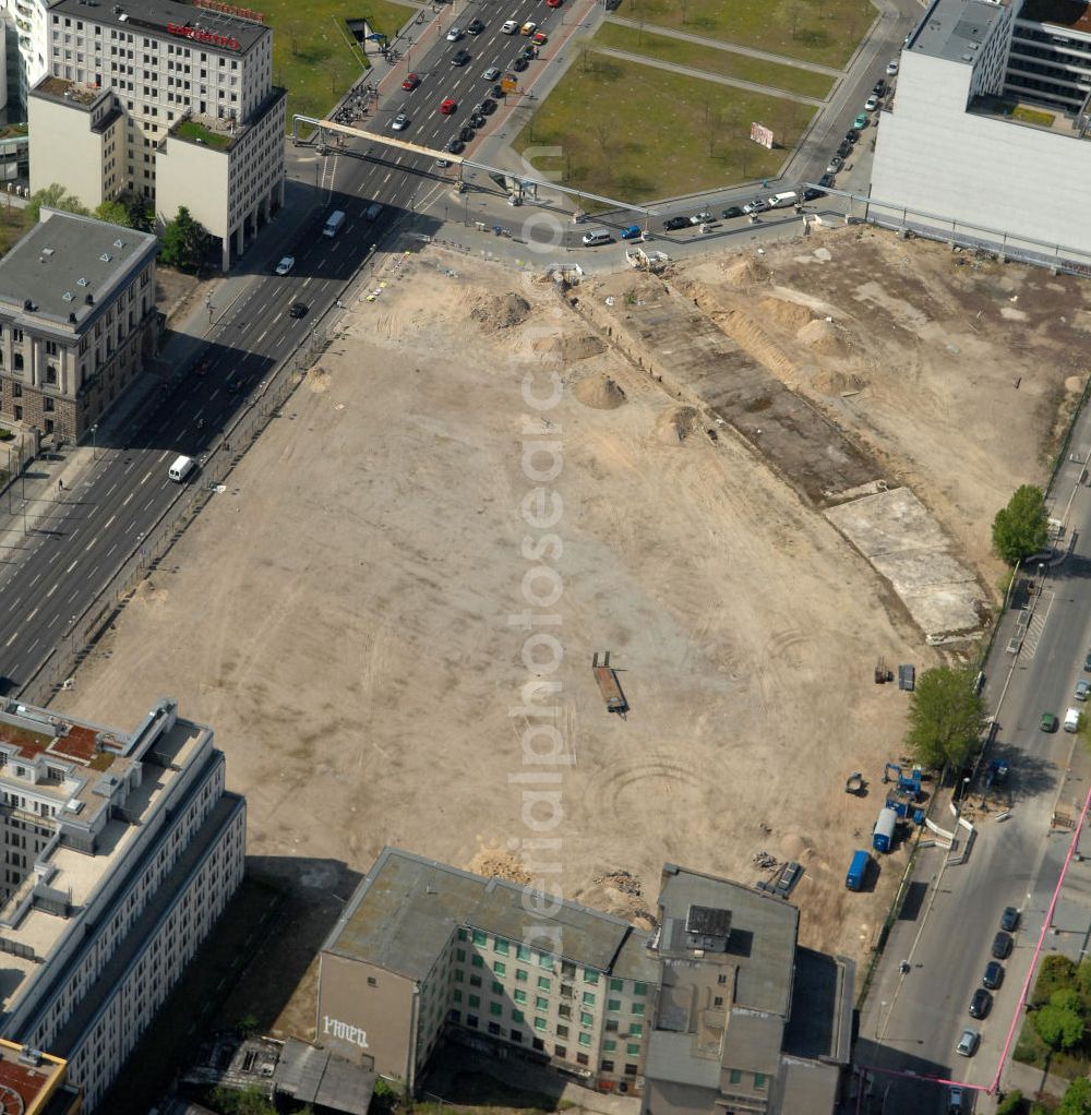 Berlin from above - Blick auf die letzte große Baulücke am Leipziger Platz, dem alten Wertheim-Areal. Auf dem früheren Wertheim-Gelände am Leipziger Platz soll ein großes Einkaufszentrum entstehen. Berliner Projektentwickler Harald G. Huth die Top-Lage von der finanziell angeschlagenen Orco-Immobiliengruppe übernommen. Diese hatte das Areal 2006 von den Erben der Kaufhausfamilie Wertheim erworben, war im Zuge der Finanzkrise aber wirtschaftlich ins Schlingern geraten. Es ensteht ein am alten Kaufhaus orientierter Neubau des Architektenbüro Kleihues + Kleihues. View of the last major gap site at Leipziger Platz, the former Wertheim site. On the former Wertheim site at Leipziger Platz is to create a large shopping center.