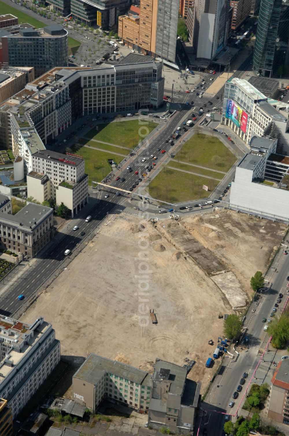 Berlin from the bird's eye view: Blick auf die letzte große Baulücke am Leipziger Platz, dem alten Wertheim-Areal. Auf dem früheren Wertheim-Gelände am Leipziger Platz soll ein großes Einkaufszentrum entstehen. Berliner Projektentwickler Harald G. Huth die Top-Lage von der finanziell angeschlagenen Orco-Immobiliengruppe übernommen. Diese hatte das Areal 2006 von den Erben der Kaufhausfamilie Wertheim erworben, war im Zuge der Finanzkrise aber wirtschaftlich ins Schlingern geraten. Es ensteht ein am alten Kaufhaus orientierter Neubau des Architektenbüro Kleihues + Kleihues. View of the last major gap site at Leipziger Platz, the former Wertheim site. On the former Wertheim site at Leipziger Platz is to create a large shopping center.