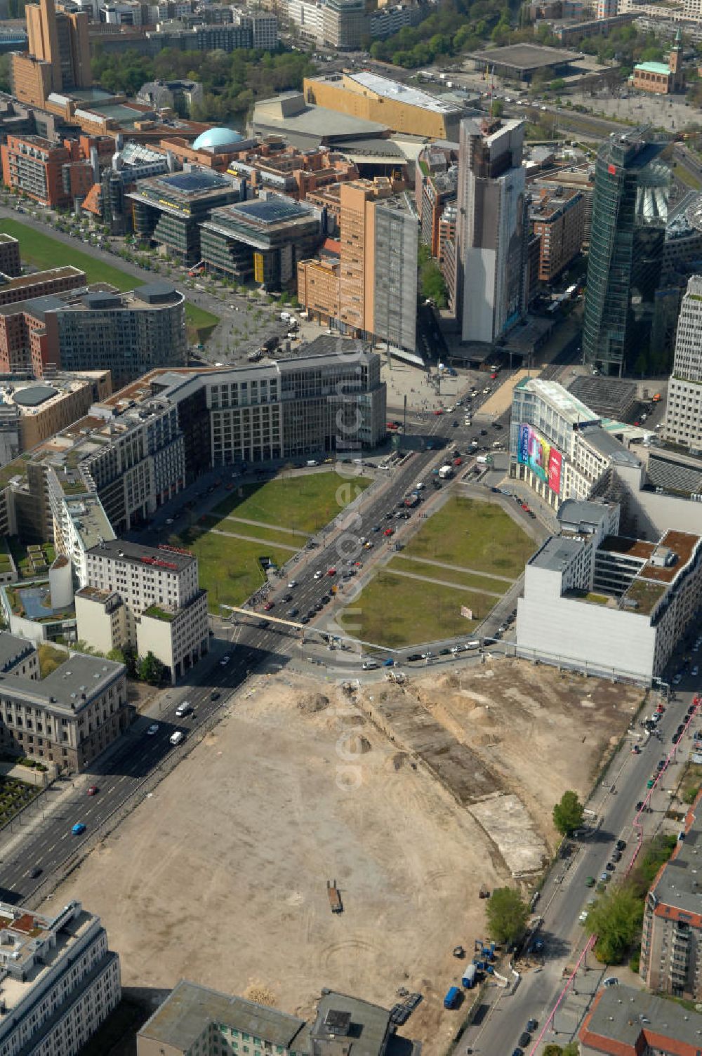 Aerial image Berlin - Blick auf die letzte große Baulücke am Leipziger Platz, dem alten Wertheim-Areal. Auf dem früheren Wertheim-Gelände am Leipziger Platz soll ein großes Einkaufszentrum entstehen. Berliner Projektentwickler Harald G. Huth die Top-Lage von der finanziell angeschlagenen Orco-Immobiliengruppe übernommen. Diese hatte das Areal 2006 von den Erben der Kaufhausfamilie Wertheim erworben, war im Zuge der Finanzkrise aber wirtschaftlich ins Schlingern geraten. Es ensteht ein am alten Kaufhaus orientierter Neubau des Architektenbüro Kleihues + Kleihues. View of the last major gap site at Leipziger Platz, the former Wertheim site. On the former Wertheim site at Leipziger Platz is to create a large shopping center.