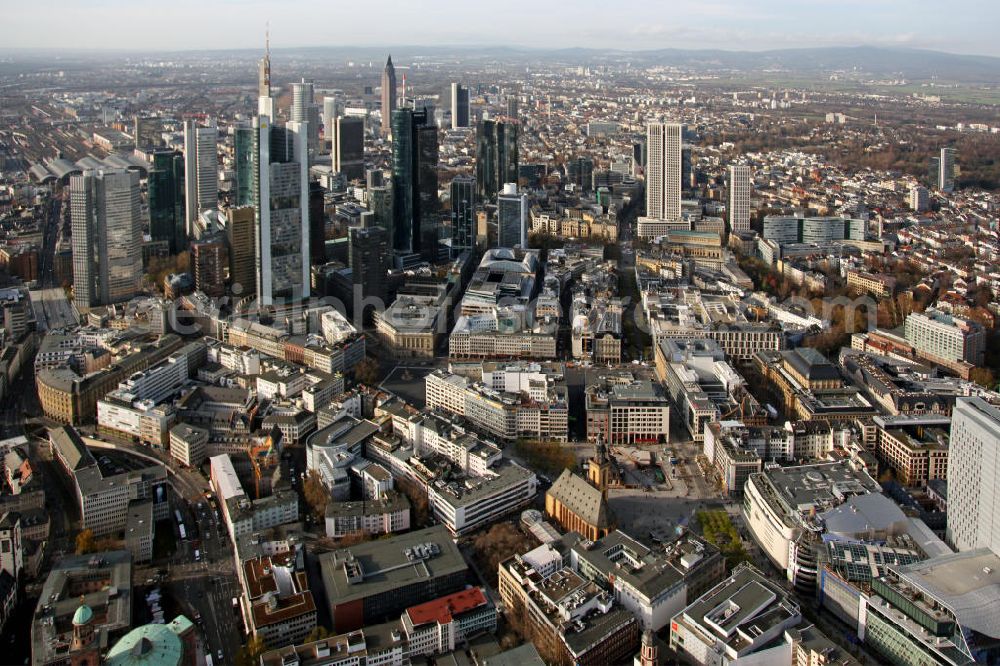 Aerial photograph Frankfurt am Main - Blick über die Frankfurter Innenstadt, mit der Katharinenkirche und der Wertpapierbörse im Zentrum, auf das Bankenviertel. View above the inner city of Frankfurt on the Main to the financial district, with the st. Katharina-church and the security market in the center.