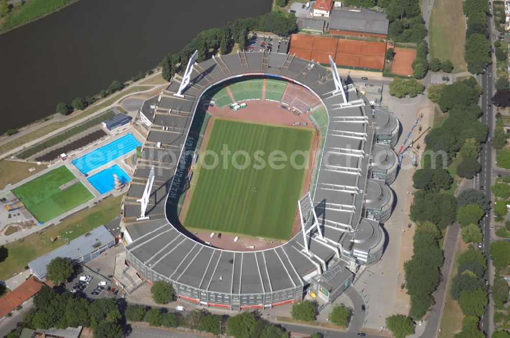 Aerial image BREMEN - Das Weserstadion in Bremen ist das Stadion des deutschen Fußball-Bundesligisten Werder Bremen. Es liegt direkt an der Weser, am rechten Weserufer, in der Pauliner Marsch, einem Überflutungsgebiet vor dem Osterdeich im Stadtteil Östliche Vorstadt, Ortsteil Peterswerder.Das Bremer Weserstadion wurde 1909 vom Allgemeinen Bremer Turn- und Sportverein als Sportplatz erbaut und nach seinem ersten Umbau im Jahre 1926 ABTS-Kampfbahn benannt. Der heutige Name, der auf die unmittelbare Lage an der Weser zurückgeht, besteht seit 1930. Seit dieser Zeit trägt dort auch der SV Werder Bremen seine Spiele aus. Auch der Bremer Sport-Verein von 1906 trug im Weserstadion seine Oberligaspiele bis 1963 aus. Zu Beginn der ersten Saison der Fußball-Bundesliga (1963) erhielt das Stadion seine erste überdachte Tribüne. In den folgenden Jahrzehnten wurden auch die an deren Tribünen erbaut und sukzessive modernisiert. 1992 wurde erstmals in einem Stadion eine VIP-Loge eingeführt. Im Jahr 2009 ist der Umbau des Weserstadions zu einem reinen Fußballstadion geplant. Bremer Weser-Stadion GmbH, Franz-Böhmert-Str. 7 , 28205 Bremen,Tel.: 0421 / 49 131 10