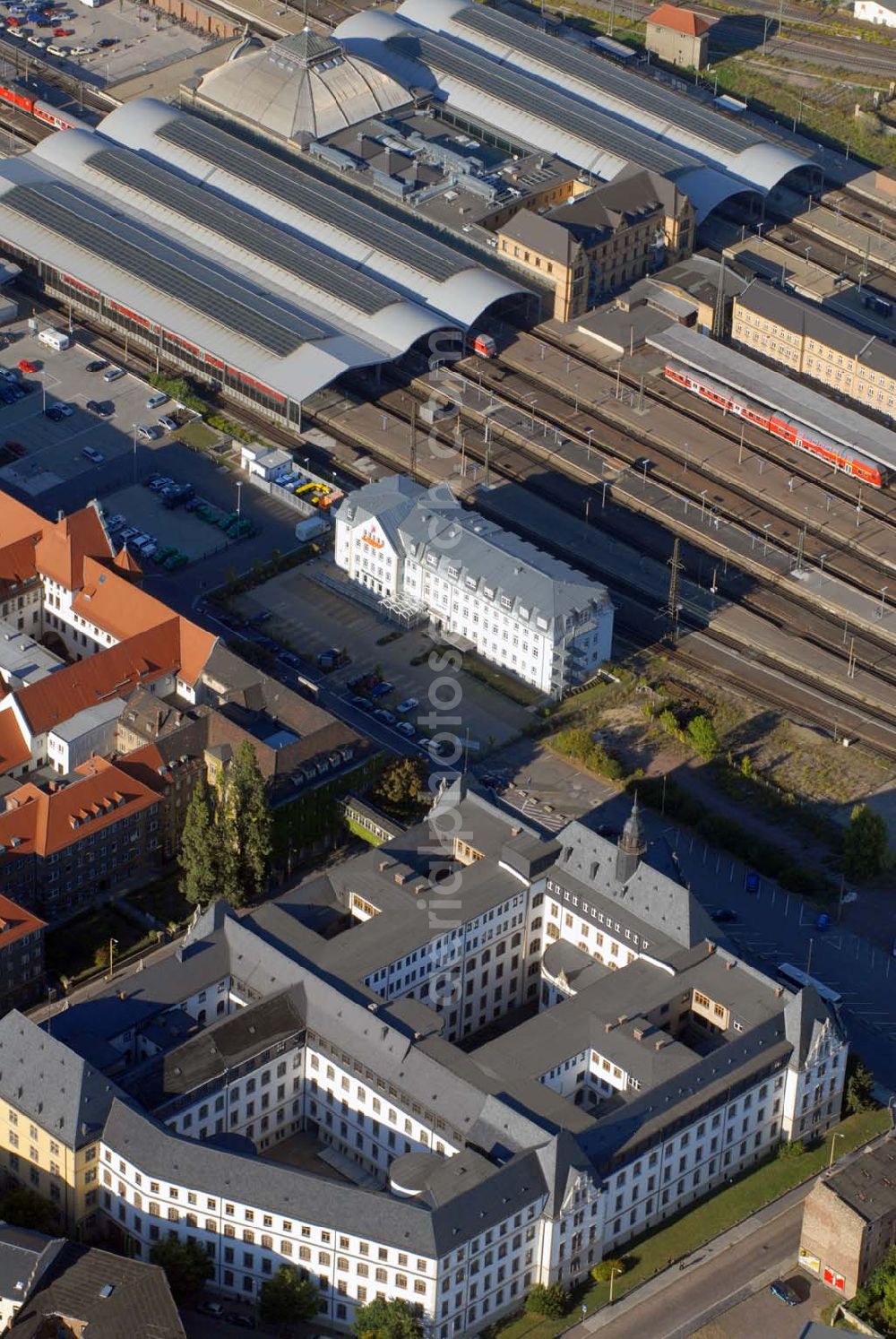 Halle from above - Halle 23.09.06 Blick auf den Westausgang des Bahnhofes. Weiß und majestätisch liegt der Gebäudekomplex der halleschen Bahnverwaltung in der Ernst-Kamieth-Straße, die auf den Riebeckplatz zuläuft; links daneben liegt die Hauptpost.